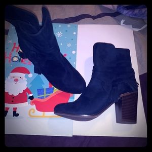 Blue suede ankle boots w/tassel